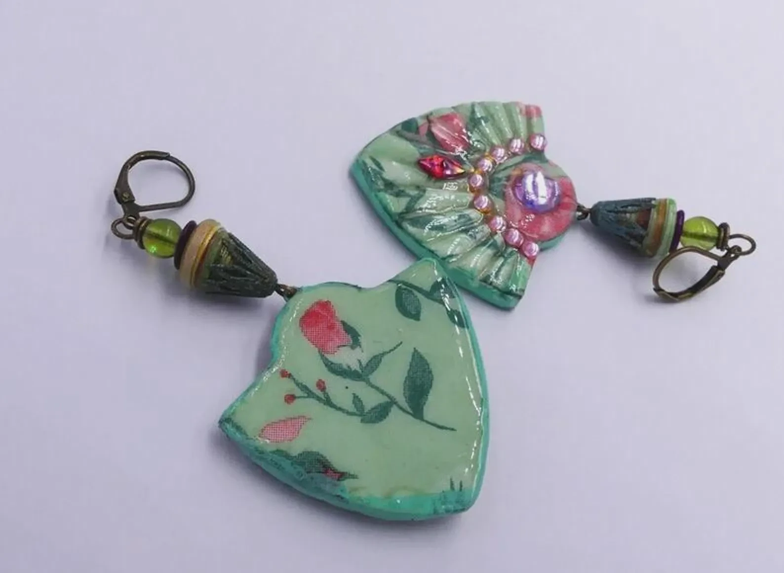 Brincos de porcelana artesanal, strass, vidro, latão envelhecido – photo 3